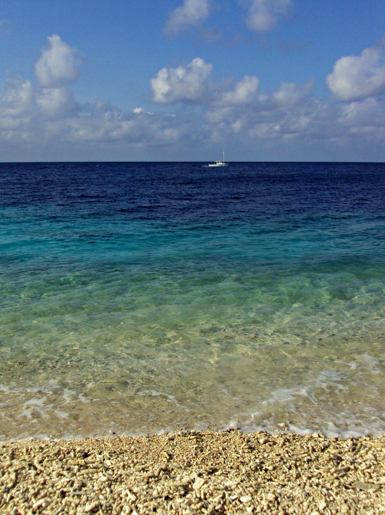 directors-bay-beach-boat-curacao